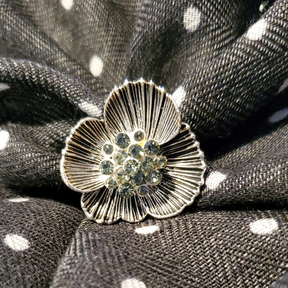 9/$30 ππ€ EUC floral ring with faux diamond stones in centre - Picture 3 of 9